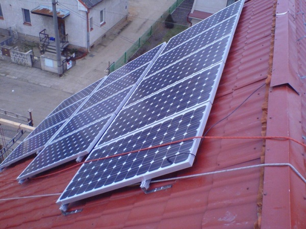 Výškové práce Praha - reference, montáž solárních panelů na střechu domu.